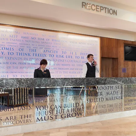 都柏林皇冠假日酒店布兰查 酒店 4*